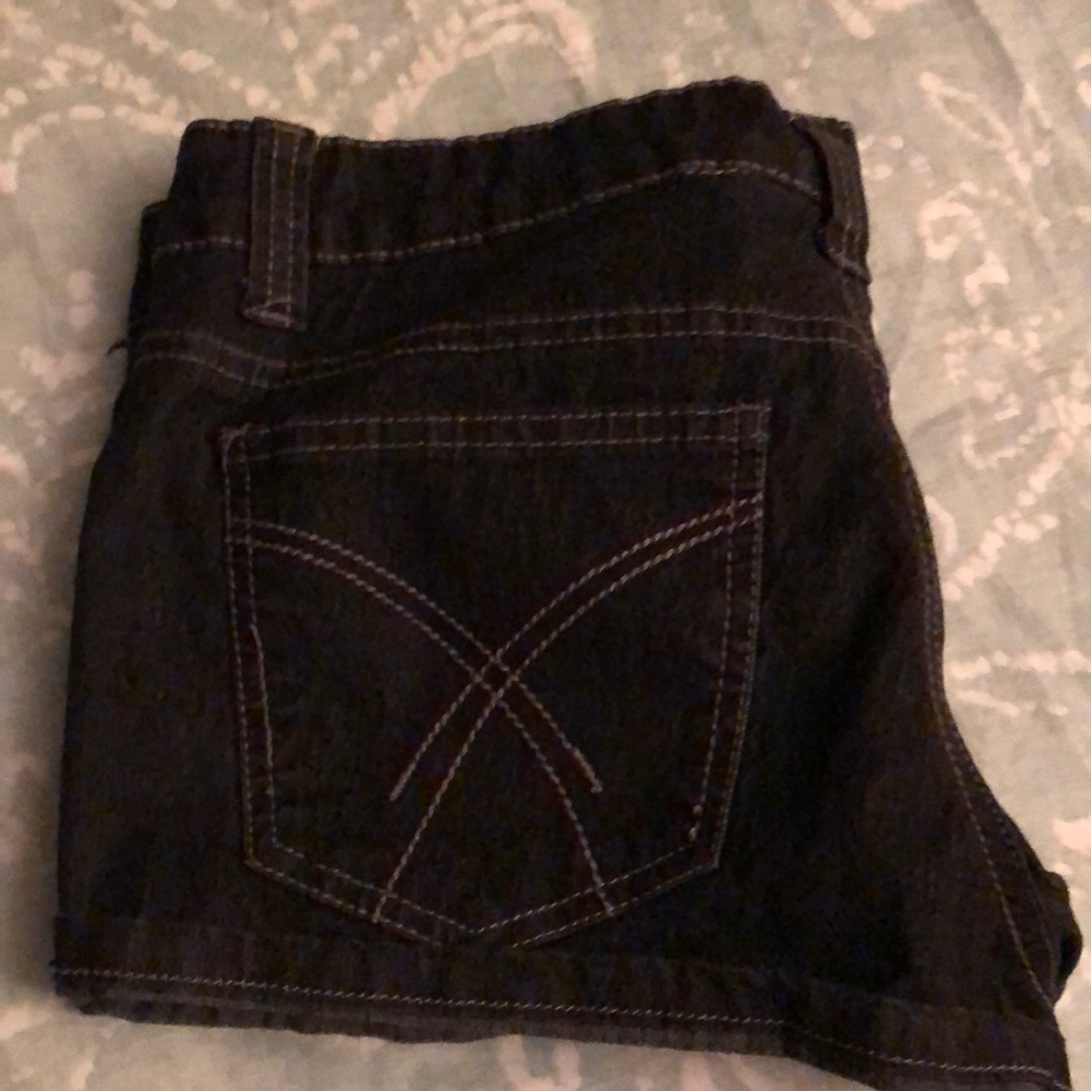 Short shorts - Picture 2 of 3